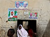Dti stojí pod volebními plakáty v Kano.