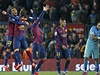 Fotbalisté Barcelony oslavují vítzství nad Realem Madrid.