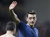 SYMBOLICKÉ. N�mecká opora Arsenalu Mesut Özil se po proh�e v Monaku lou�í s...