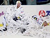 Hokejisté Brna slaví postup v papírových konfetách, které zasypaly led.