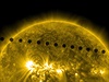 Sekvence obrázku zachycující postup Venue kolem Slunce.