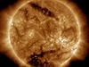 Dv velké koronární skvrny na Slunci z 16. bezna 2015. Spodní skvrna je...