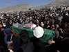Poheb eny, kterou dav v Kábulu ubil k smrti poté, co údajn spálila Korán