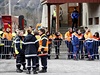 Francouztí hasii ped budovou tlocviny v Seyne-les-Alpes, v její...