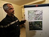 Francouzský hasi s terénní mapou místa havárie.