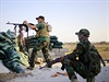 Irácké iitské milice bhem boj s radikály z Islámského státu na pedmstí...