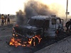 Hoící auto íitských rebel v jihojemenském Adenu.