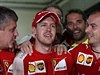 Sebastian Vettel (uprosted) oslavuje s týmovými kolegy svj triumf ve Velké...