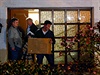 Policisté vynáejí vci z bytu rodi Andrease Lubitze v Montabauru.