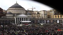 Pape vede mi na neapolsk Piazza del Plebiscito