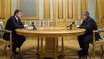 Ostr spor ukrajinskho prezidenta Petra Poroenka (vlevo) a oligarchy Ihora...