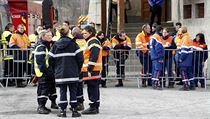 Francouzt hasii ped budovou tlocviny v Seyne-les-Alpes, v jej...