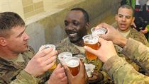 Večer američtí vojáci navštívili pardubický pivovar Pernštejn.
