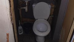 Neistoty na stnch a strop a rezav skvrny rznch velikost, pokozen podlahy a na betonov podklad a mastnotou a prachem zneitn prostor vdejnho oknka. Bistro U Matje (Most)