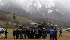 Francouzský ministr vnitra Bernard Cazeneuve s úedníky vystupují z...