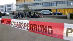 Studenti gymnázia Josepha Königa v Düsseldorfu zapalují svíky za estnáct...