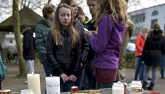 Studenti gymnázia Josepha Königa v Düsseldorfu zapalují svíky za estnáct...
