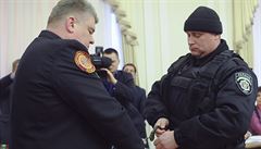 Ukrajinští policisté zatýkali v přímém přenosu na schůzi vlády