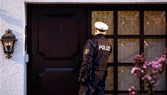 Policista u doma Lubitze, který je prohledáván.