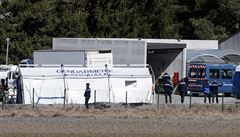 Francouztí vyetovatelé v míst pádu Airbusu A320