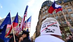 Odp�rci i zast�nci pr�jezdu americk�ho vojensk�ho konvoje �eskou republikou se dnes odpoledne se�li na V�clavsk�m n�m�st� v Praze, aby vyj�d�ili sv� n�zory.