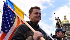 Akci odp�rc� po��dali pra��t� komunist�, iniciativa Ne z�kladn�m, Hnut� za p��mou demokracii, hnut� Stop c�rkevn�m restituc�m a dal�� uskupen�.