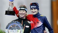 Claudia Pechsteinová (vlevo) a Martina Sáblíková po závod SP v Erfurtu.