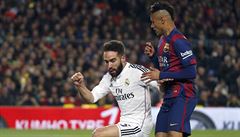 Daniel Carvajal z Realu Madrid brání Neymara.