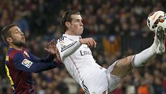 Gareth Bale se sna�í p�eloboval Albu.