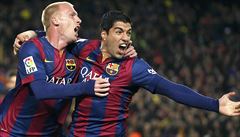 Radost z úvodní trefy. Jeremy Mathieu a Suárez oslavují gól v síti Realu Madrid.
