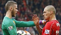 Branká United David De Gea se pouchuje s Martinem krtelem z Liverpoolu.