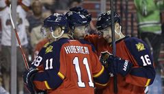 Jaromír Jágr (uprost�ed) slaví gól se svými spoluhrá�i.