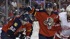 Slovák Tomá� Kopecký (uprost�ed) s Jaromírem Jágrem (vpravo) z Floridy bojují o...