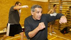 A PO MN - LEVÝ HÁK. Stanislav Tier ukazuje svým ákm správné boxerské údery.