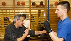 MUSÍ SE MI DÍVAT DO OÍ! Stanislav Tier pracuje se svými áky i pes jejich...