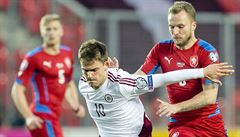 Loty�ský úto�ník Valerijs �abala (s �íslem 10) uniká obránci Michalu Kadlecovi.