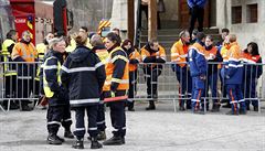 Francouztí hasii ped budovou tlocviny v Seyne-les-Alpes, v její...