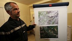 Francouzský hasi s terénní mapou místa havárie.