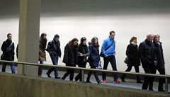 Pozstalí se scházejí na düsseldorfském letiti k odletu na jih Francie.