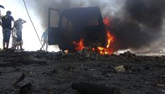 Ho�ící auto �íitských povstalc� v ulicích jihojemenského Adenu.