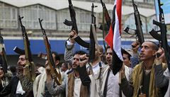 Šíitští povstalci protestují proti leteckým úderům koalice pod vedením Saúdské...
