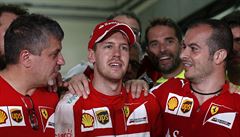 Sebastian Vettel (uprosted) oslavuje s týmovými kolegy svj triumf ve Velké...