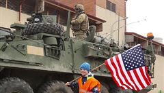 Malý chlapec vítá americký konvoj projíždějící přes Českou republiku. | na serveru Lidovky.cz | aktuální zprávy