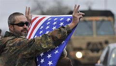 Lidé ve Vyškově vítají první obrněnce amerického konvoje. | na serveru Lidovky.cz | aktuální zprávy