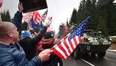 Po n�kolikahodinovém zpo�d�ní dorazila kolem 16:00 první skupina amerického...