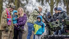 Vystavenou techniku voják� z amerického konvoje si do pardubických kasáren 14....