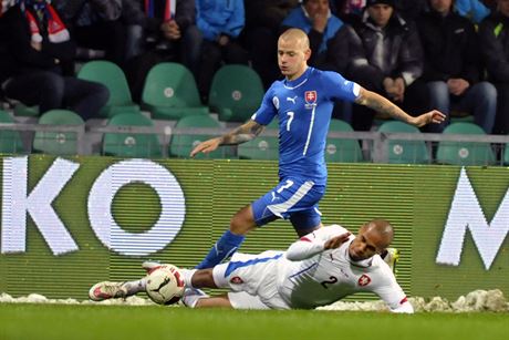 Pípravné fotbalové utkání Slovensko - R 31. bezna v ilin. Zleva Vladimír...