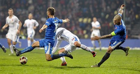 Zleva Kornel Saláta ze Slovenska, eský reprezentant Václav Kadlec a Martin...