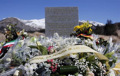 Památník obtem tragédie Airbusu A320 u francouzské obce Le Vernet.