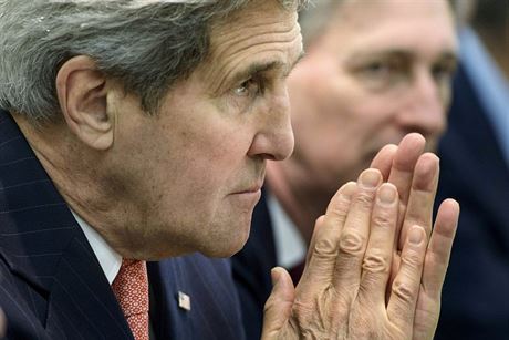 Americký ministr zahranií John Kerry eká na zahájení jednání o íránském...